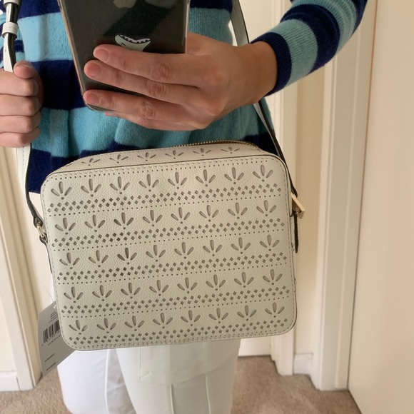 KATE SPADE NEW YORK HAYES CAMERA WHITE CROSSBODY - Picture 4 of 8